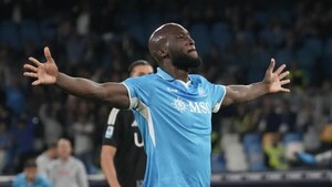 El Napoli resiste a Nico Paz y vence al Como de Fábregas