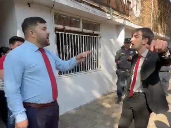 Video: así encararon a “Tratito” Ovelar los estudiantes de Derecho UNA - Nacionales - ABC Color