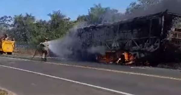 La Nación / Bus se incendió por completo sobre la ruta que une Areguá con Ypacaraí