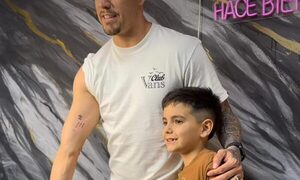 [VIDEO] Pelotero le emocionó hasta las lágrimas a su hijo con su tatuaje