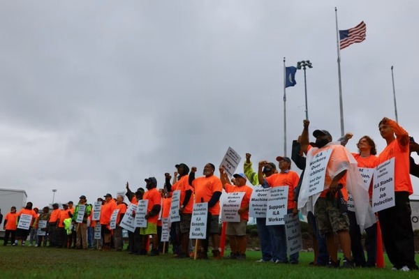 Los trabajadores portuarios de Estados Unidos llegaron a un acuerdo para suspender la huelga hasta el 15 de enero - ADN Digital