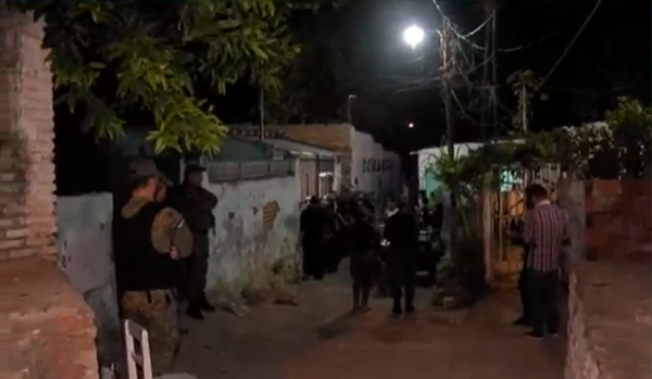 Más de 100 policías allanan viviendas en el barrio Jara y se incautan drogas y armas