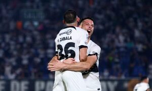 Olimpia remonta a lo guapo y se mantiene en la cima del torneo