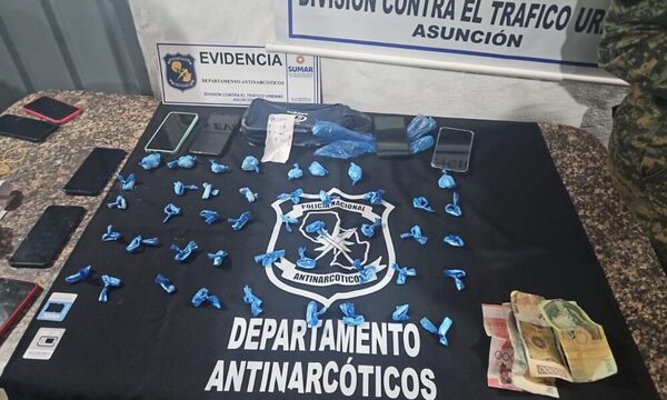 En allanamientos antinarcóticos simultáneos detienen a un vendedor e incautan varias evidencias