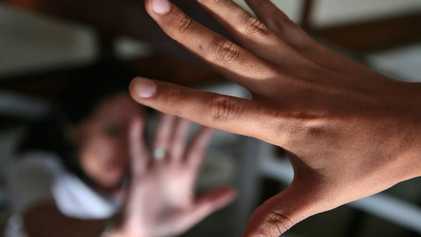 Niña de 11 años fue atacada a golpes por una mujer en una escuela de Limpio - Noticiero Paraguay
