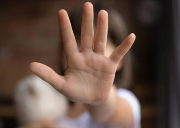 Mujer agrede brutalmente a niña de 11 años en Limpio