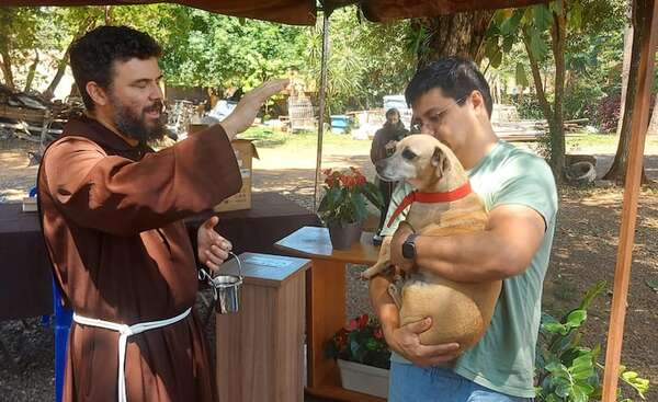 Capuchinos bendicen mascotas en el kilómetro 8 de Ciudad del Este - ABC en el Este - ABC Color