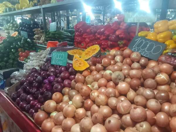 Precios de frutas y verduras bajaron y hay buena venta, dicen vendedores de Abasto - Economía - ABC Color