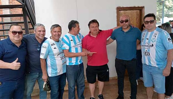 Seguidores del club entregaron aporte al presidente | DIARIO PRIMERA PLANA