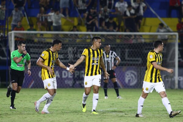 Versus / Guaraní vuelve a festejar en el Chaco y le da otro duro golpe a Libertad