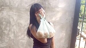 En vez de flores o bombones usan bollos para el levante