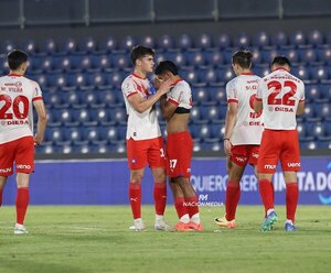 Versus / ¡Insólito golazo en propia puerta de Diego León!
