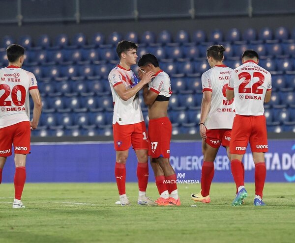 Versus / ¡Insólito golazo en propia puerta de Diego León!