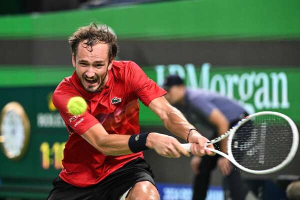 Sinner y Medvedev sobreviven en el Masters de Shanghái - Tenis - ABC Color