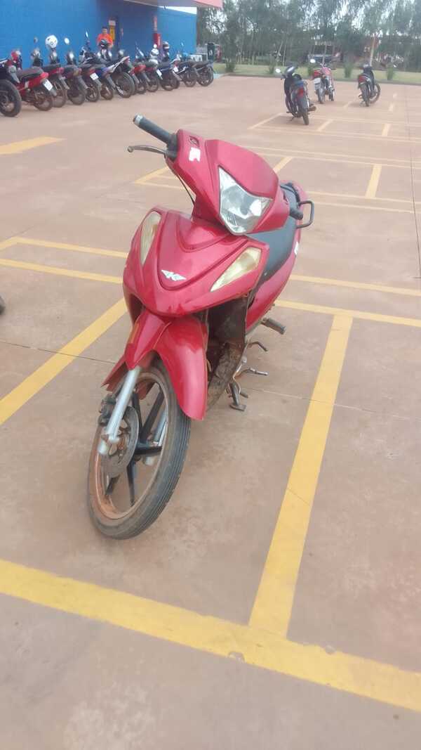 Confusión en estacionamiento: mujer busca intercambiar motocicleta llevada por error