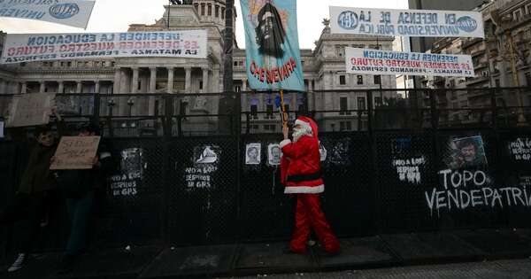 La Nación / Pese a protestas, Milei vetó aumento salarial en universidades públicas