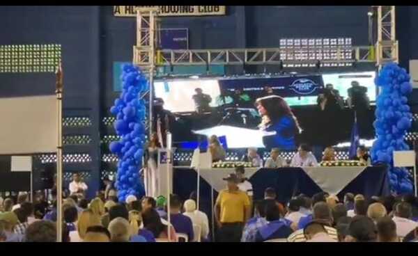 Abucheada y agresiva, Celeste Amarilla culpó a Cartes por crisis del PLRA - ADN Digital