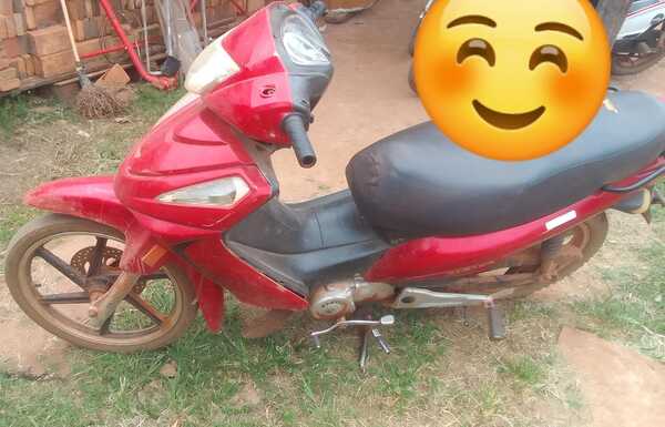 Final feliz en la confusión en estacionamiento: ya intercambiaron las motos