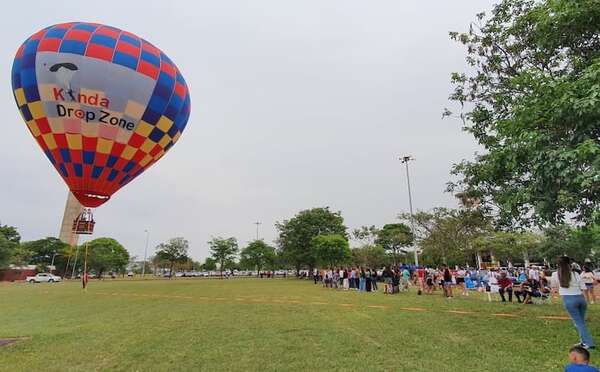 Festival aéreo en el Aeropuerto Guaraní: familias disfrutaron de vuelos, acrobacias y show artístico - ABC en el Este - ABC Color