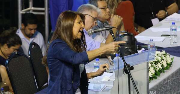 La Nación / Convencionales liberales abuchearon a Celeste Amarilla por su discurso de odio