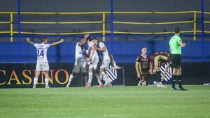 Ameliano frena la carrera de Nacional