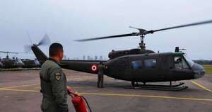 La Nación / Envían helicóptero para reforzar equipo de lucha contra incendio
