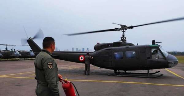 La Nación / Envían helicóptero para reforzar equipo de lucha contra incendio