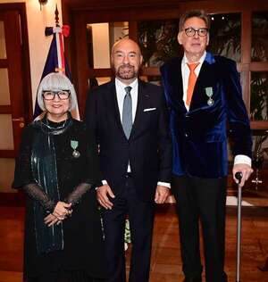 Gobierno francés condecoró por trayectoria en arte - Sociales - ABC Color
