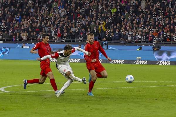 Marmoush impide victoria del Bayern - Fútbol Internacional - ABC Color
