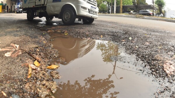 Ciudadanos exigen arreglos en la avenida Mcal. López