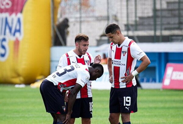 Versus / El equipo de Álex Arce comanda el torneo ecuatoriano