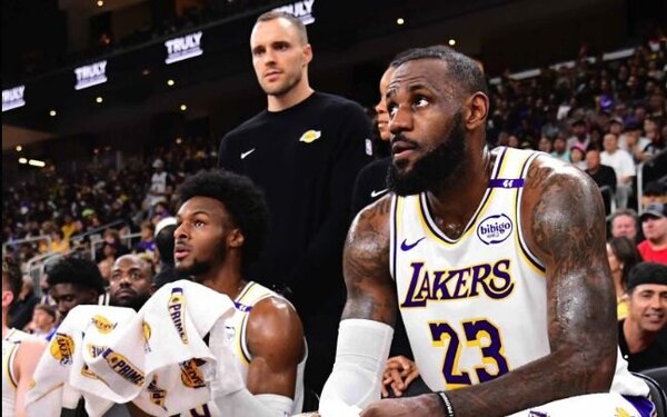 Versus / Un asunto de familia, LeBron y Bronny James juntos en un partido de los Lakers