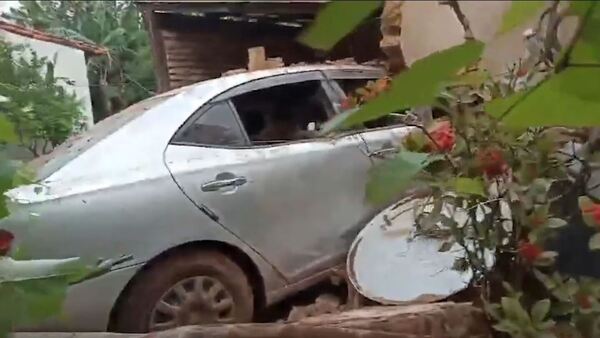 Conductora ebria chocó por una casa, donde estaban dos abuelitas