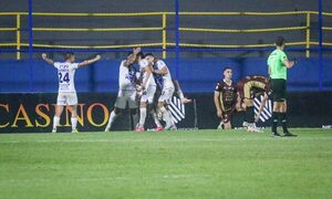 Ameliano da la nota y tumba al escolta