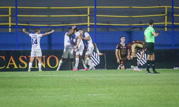 Ameliano da la nota y tumba al escolta