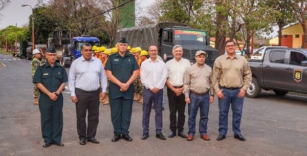Gobierno envía personal y maquinarias para fortalecer combate a focos de incendio en el Chaco - .::Agencia IP::.