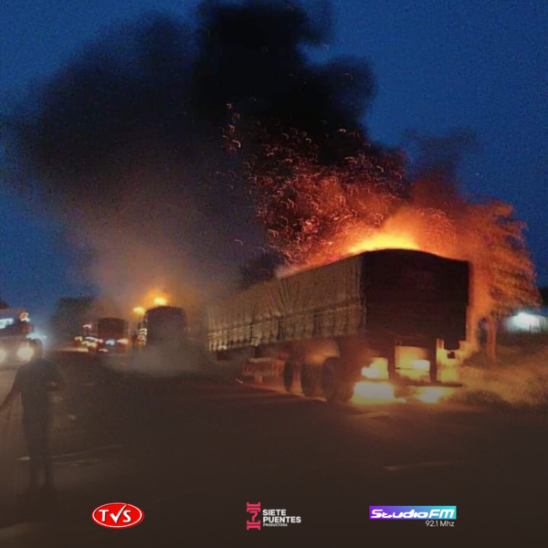Incendio en carreta de camión en María Auxiliadora, Itapúa - TVS