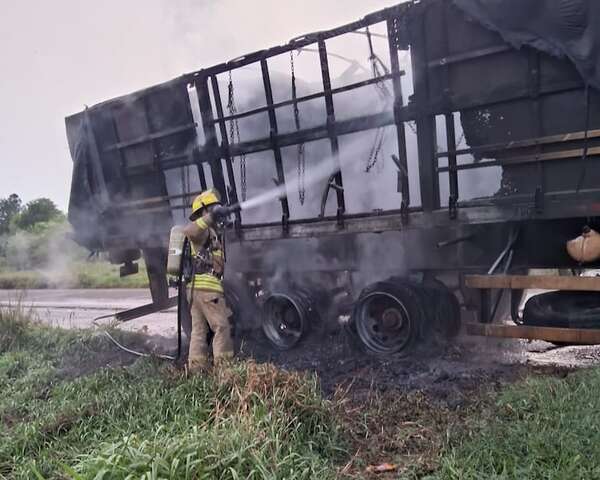 Video: carreta de un camión se incendió sobre la ruta PY06 en Tomás Romero Pereira - Policiales - ABC Color