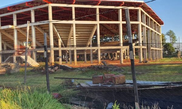 Casi 10 mil millones para terminar polideportivo de Minga Guazú