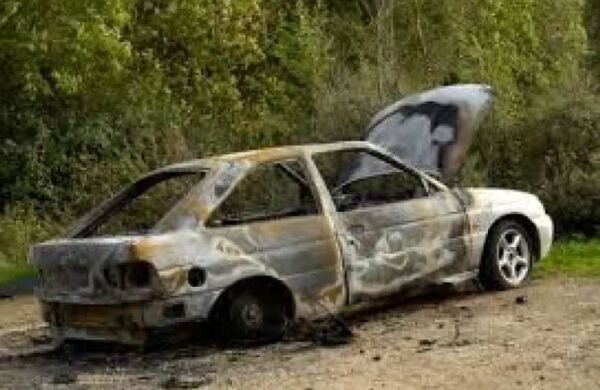 Hallazgo de un automóvil incinerado en Defensores del Chaco