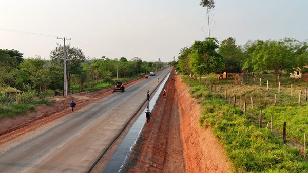 Se visualizan los primeros kilómetros de asfaltado de la ruta Villa Ygatimí – colonia Ko’ê Porã - .::Agencia IP::.