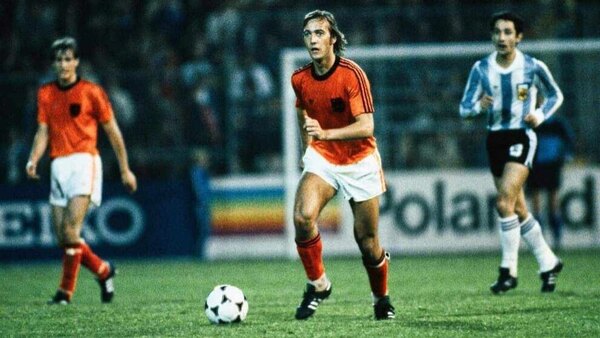 Versus / Fallece Johan Neeskens, icono del 'fútbol total' de 'La Naranja Mecánica'