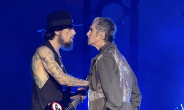 (VIDEO) Un desastre: filtran audio del día en que cantante pegó a su guitarrista sobre el escenario