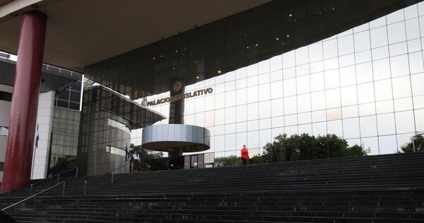 La Nación / Presidente de Diputados desvincula a funcionaria involucrada en estafa