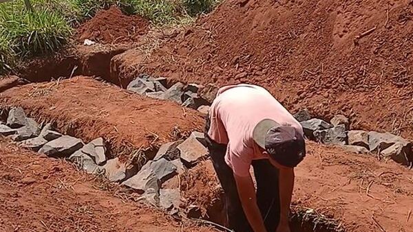 Albañiles construyeron la base de una casa ¡en el terreno equivocado!