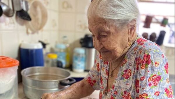 Ña Eródita festejó bailando sus 105 años y su secreto es alimentarse con comida caseroite