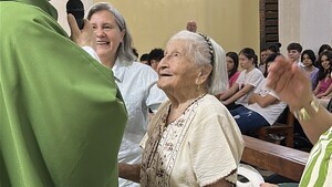 Doña Erodita celebró sus 105 años junto a su familia en Villarrica