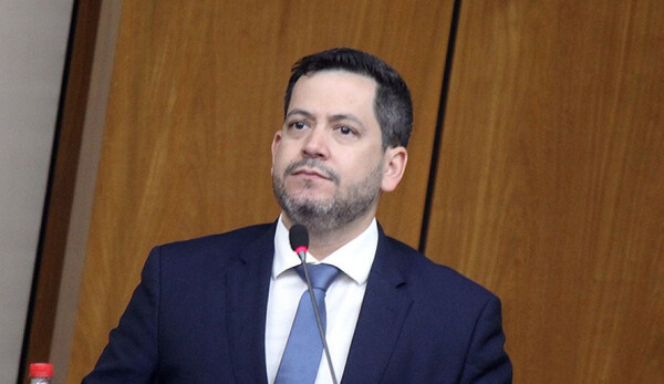 Raúl Latorre termina comisionamiento de funcionaria acusada de supuesta apropiación