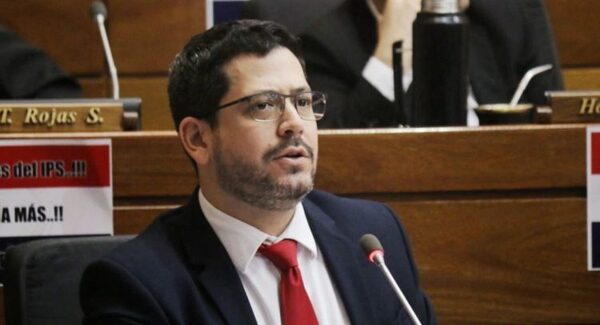 Desvinculan a funcionaria denunciada por millonaria estafa - trece