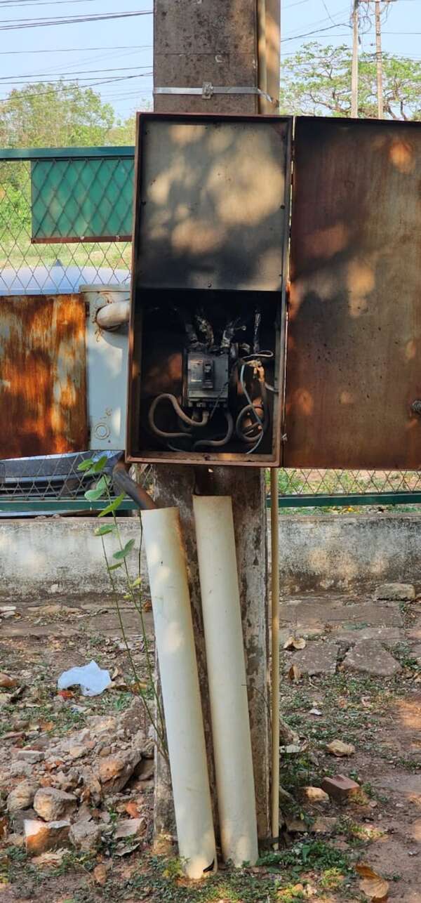 Video: colegio más grande de Concepción queda sin electricidad por quema del tablero y alumnos no dan clases - Nacionales - ABC Color